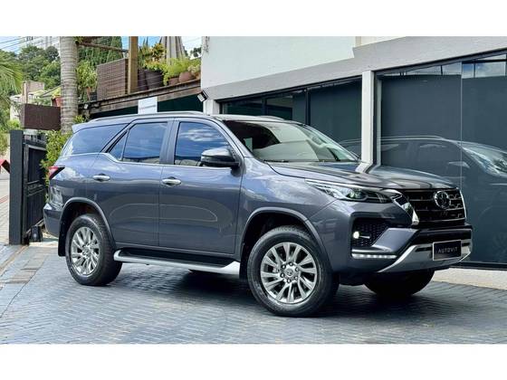 TOYOTA HILUX SW4 2.8 D-4D TURBO DIESEL SRX 7L 4X4 AUTOMÁTICO